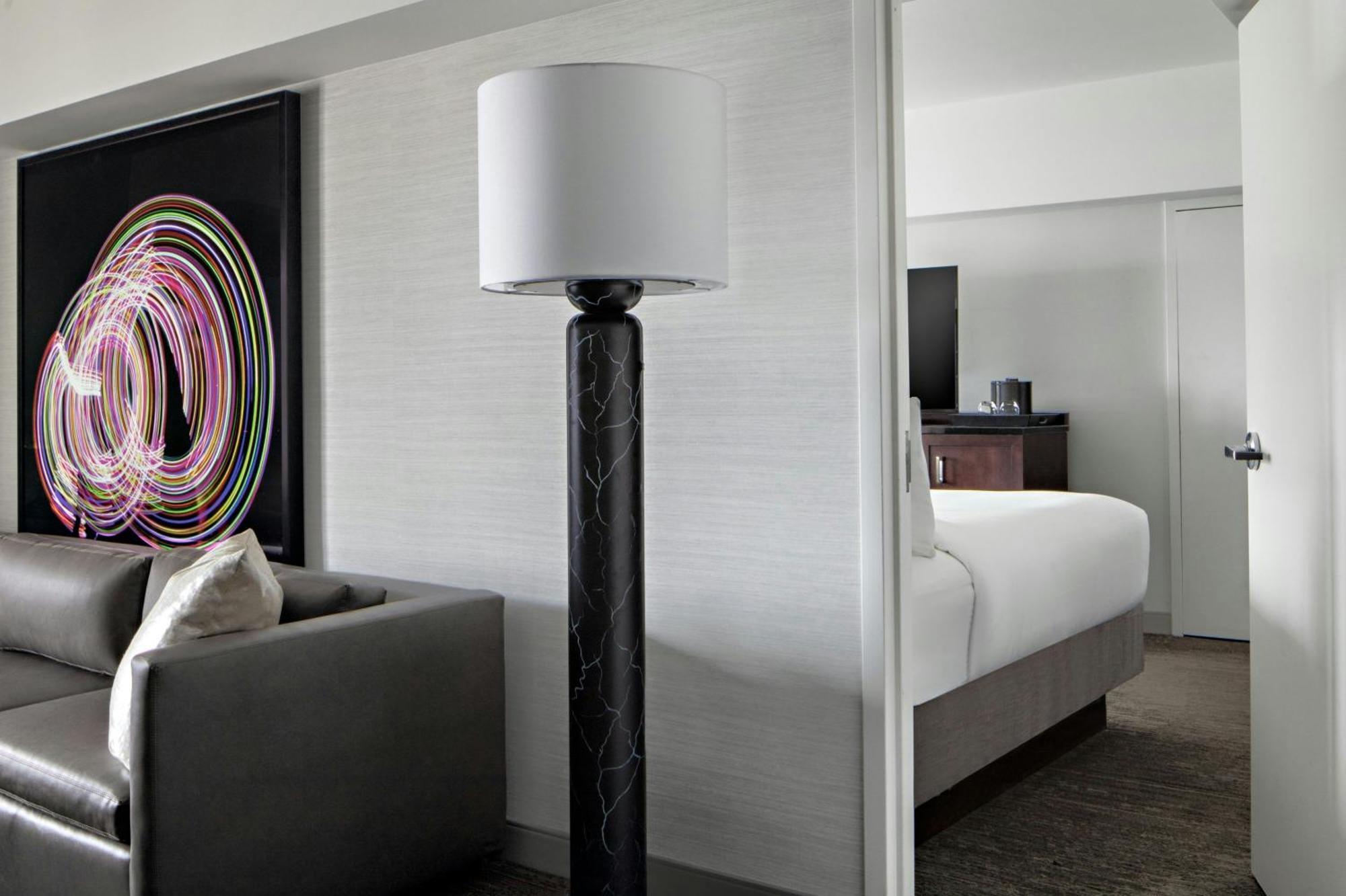 Hotel New York Marriott Marquis Exterior foto A floor lamp