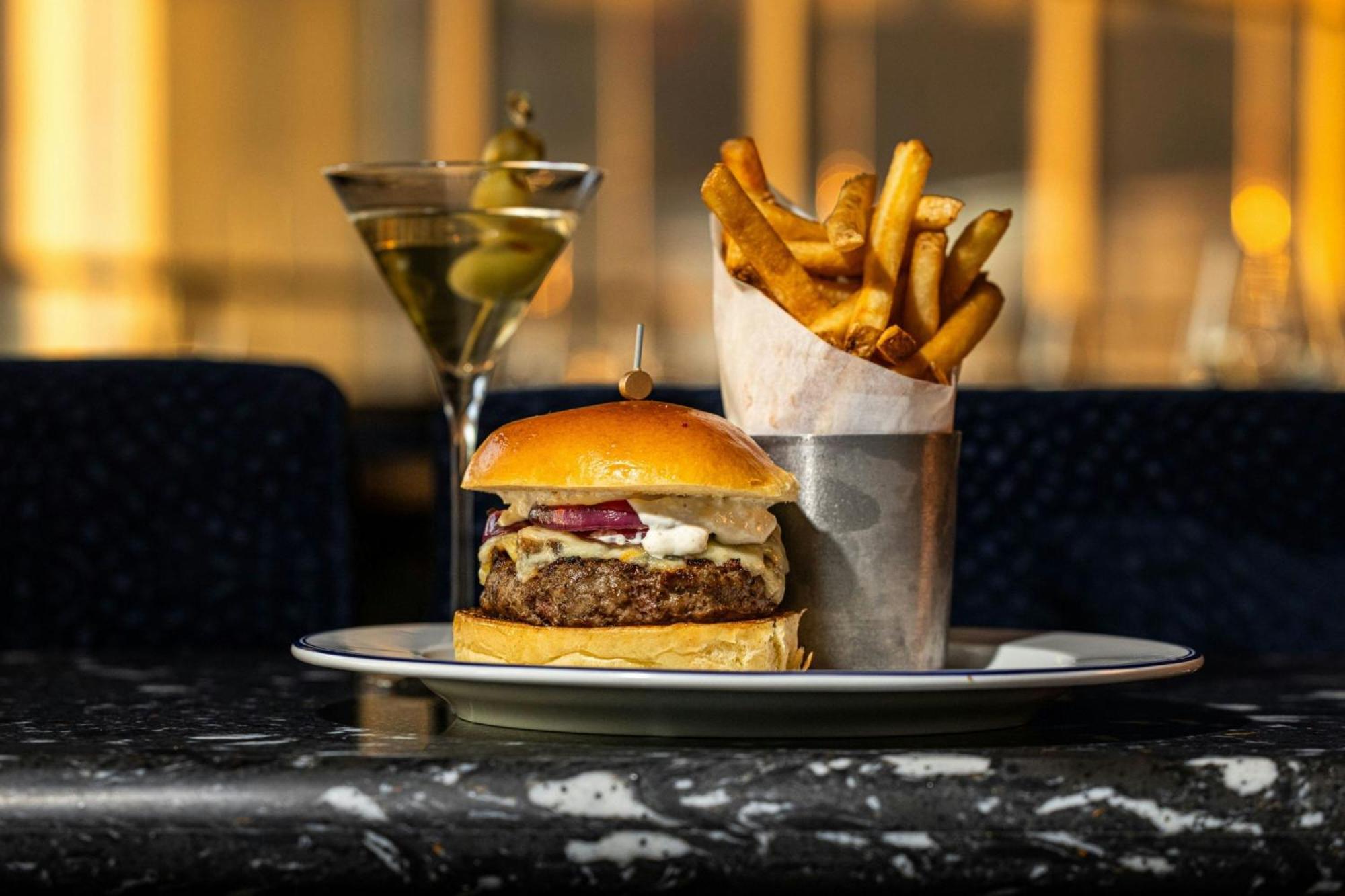 Hotel New York Marriott Marquis Exterior foto Burger and fries at the restaurant